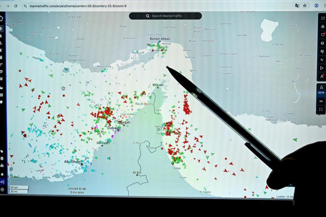 A person points at a page on the Marinetraffic website that shows commercial boat traffic on the edge of the Strait of Hormuz near the Iranian coast, in Paris, March 4, 2026. (AFP Photo)