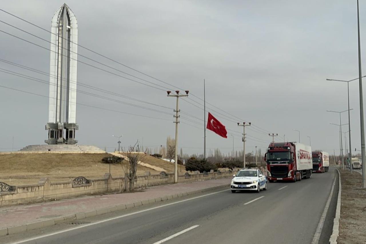 Trucks at the Alican border crossing, following its reopening for humanitarian aid for the quake-hit provinces in Türkiye after 35 years in Igdir, Türkiye, Feb. 11, 2023. (AA Photo)