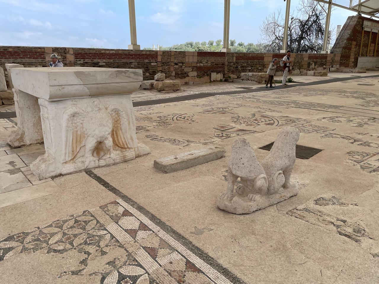 Mosaic-covered floor with a marble table and lion sculptures in the main hall of the Sardis synagogue, Salihli, Manisa, Türkiye, March 24, 2026 (Photo by Koray Erdogan/Türkiye Today)