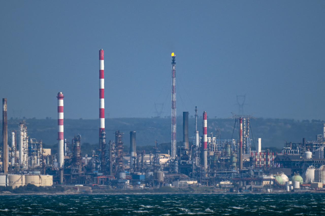 Markets cautious on Iran uncertainty as oil rises, equities and gold fall Image