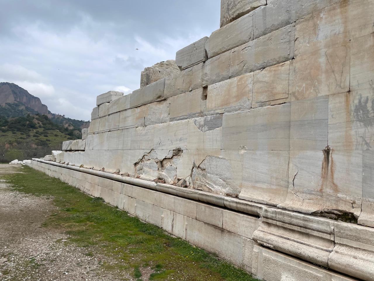 The long marble wall of the temple reflects layers of construction and later reuse in the ancient city of Sardis, Manisa, Türkiye, March 23, 2026. (Photo by Koray Erdogan/Türkiye Today)