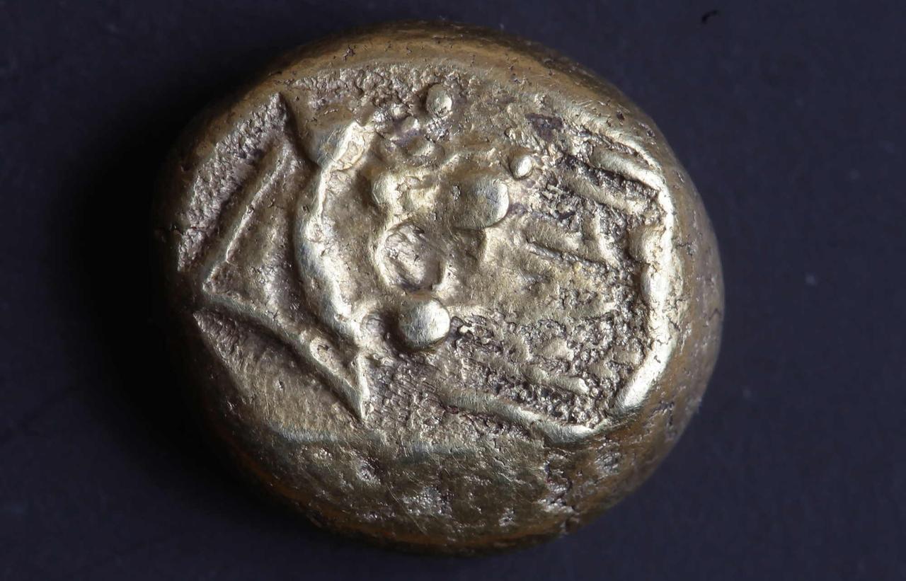 Electrum third-stater from Ephesus, lion head with Lydian inscription “KUKALIM.” (Photo via the Vedat Nedim Tor Museum)