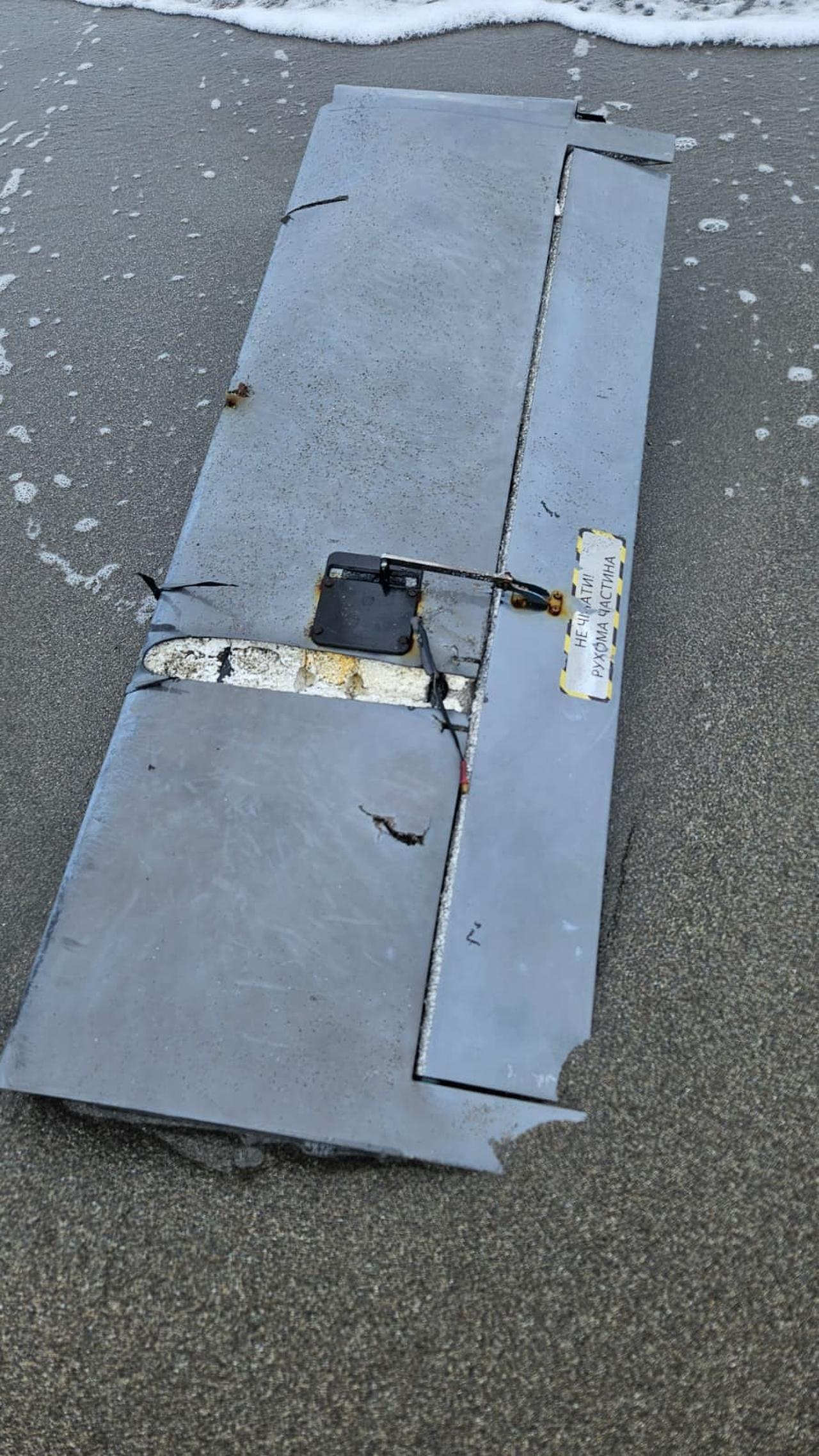 Photo show a component assessed to be a drone wing washed ashore on a beach in Sakarya province's Kocaali district in Türkiye, March 26, 2026. (IHA Photo)