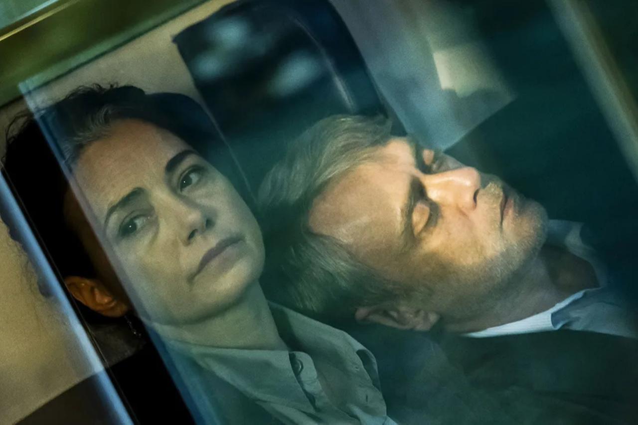 Ozgu Namal and Tansu Bicer appear in a scene from "Yellow Letters." (Photo via IMDb)