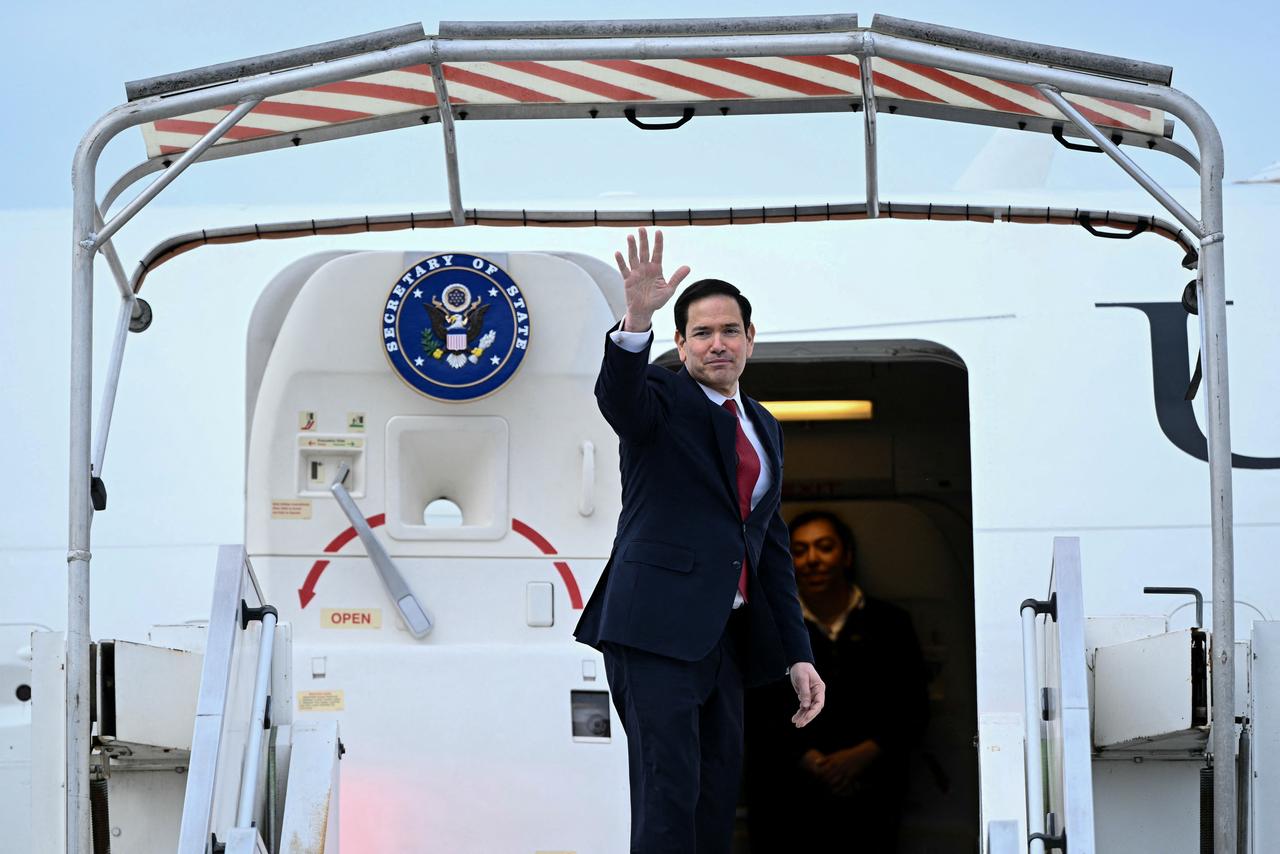 US Secretary of State Marco Rubio waves as he boards a US government aircraft following a G7 Foreign Ministers' meeting with Partner Countries at the Bourget airport in Le Bourget, outside Paris, March 27, 2026. (AFP Photo)