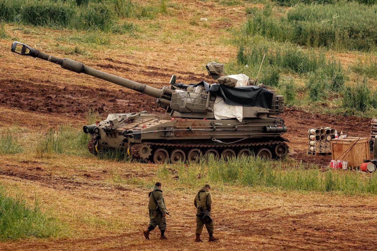 An Israeli self-propelled howitzer artillery gun is positioned in the upper Galilee in northern Israel near the border with southern Lebanon on March 26, 2026. (AFP Photo)