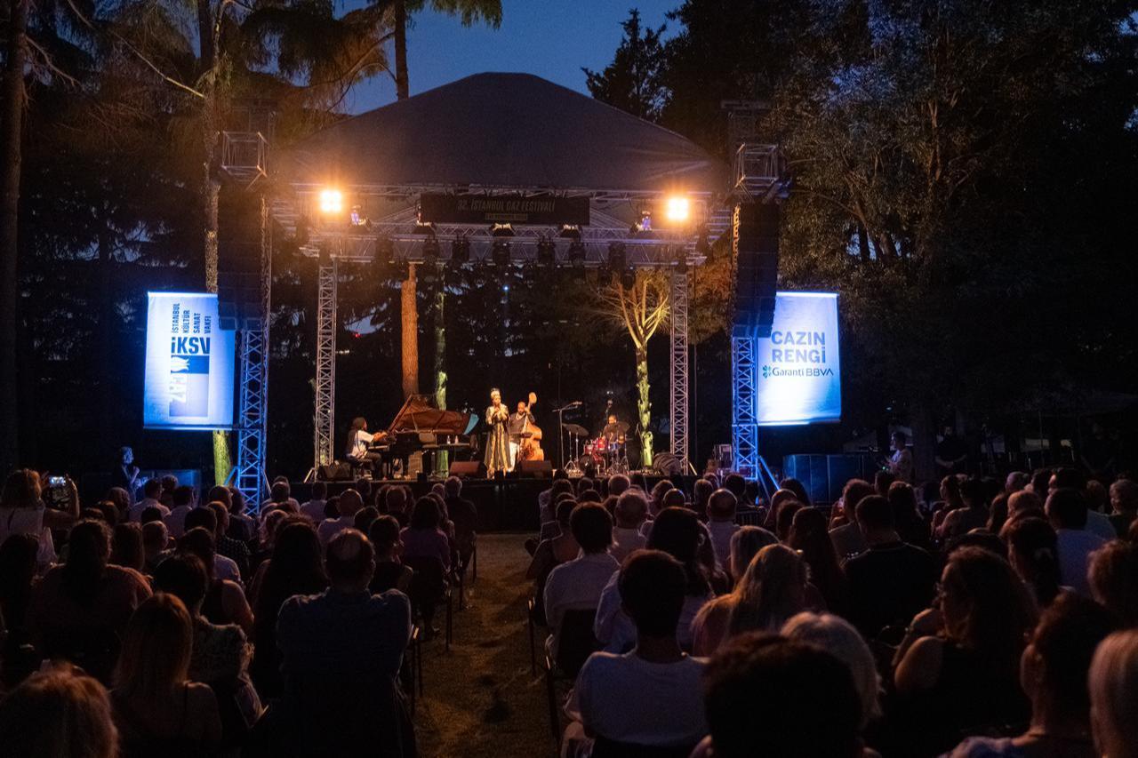 American musician Jazzmeia Horn performs at the 32nd Istanbul Jazz Festival, organized by the Istanbul Foundation for Culture and Arts (IKSV), Türkiye, July 8, 2025. (AA Photo)
