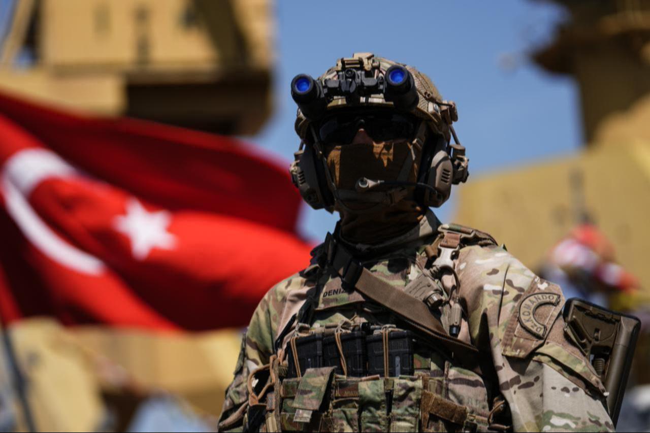 Turkish Underwater Offense (SAT) and Underwater Defense Group (SAS) Commands perform a demonstration at Istanbul Shipyard Command in Istanbul, Türkiye, August 31, 2025. (AA Photo)