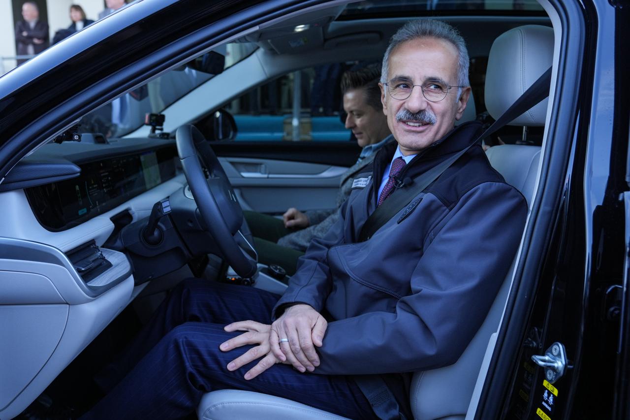 Türkiye launches first 5G-enabled smart road, linking road to Istanbul Airport