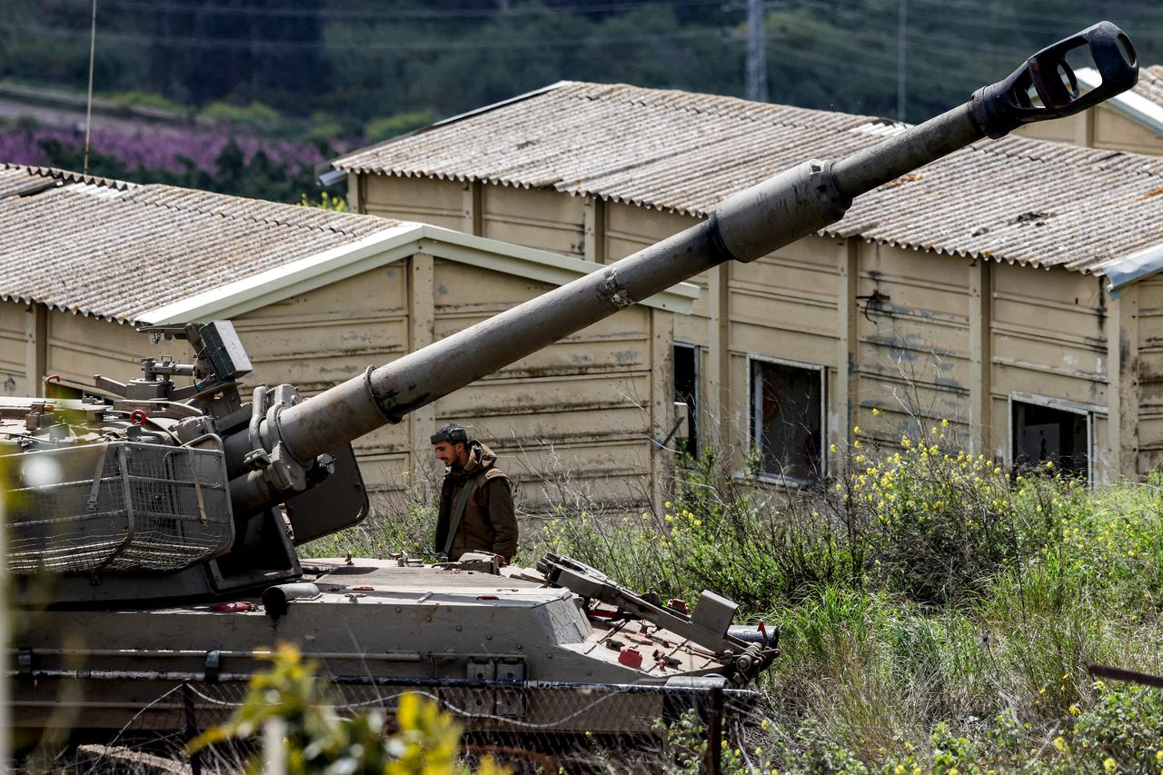 An Israeli army soldier stands next to a self-propelled Howitzer artillery gun positioned in the upper Galilee in northern Israel near the border with southern Lebanon, March 27, 2026. (AFP Photo)