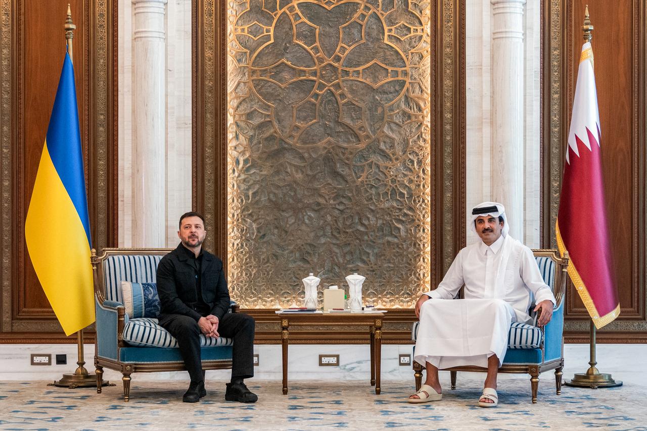 This handout picture released by Qatar's Amiri Diwan shows Qatar's Emir Sheikh Tamim bin Hamad Al-Thani meeting with Ukraine's President Volodymyr Zelenskyy and delegation at Lusail Palace in Doha, Qatar on March 28, 2026. (AFP Photo)