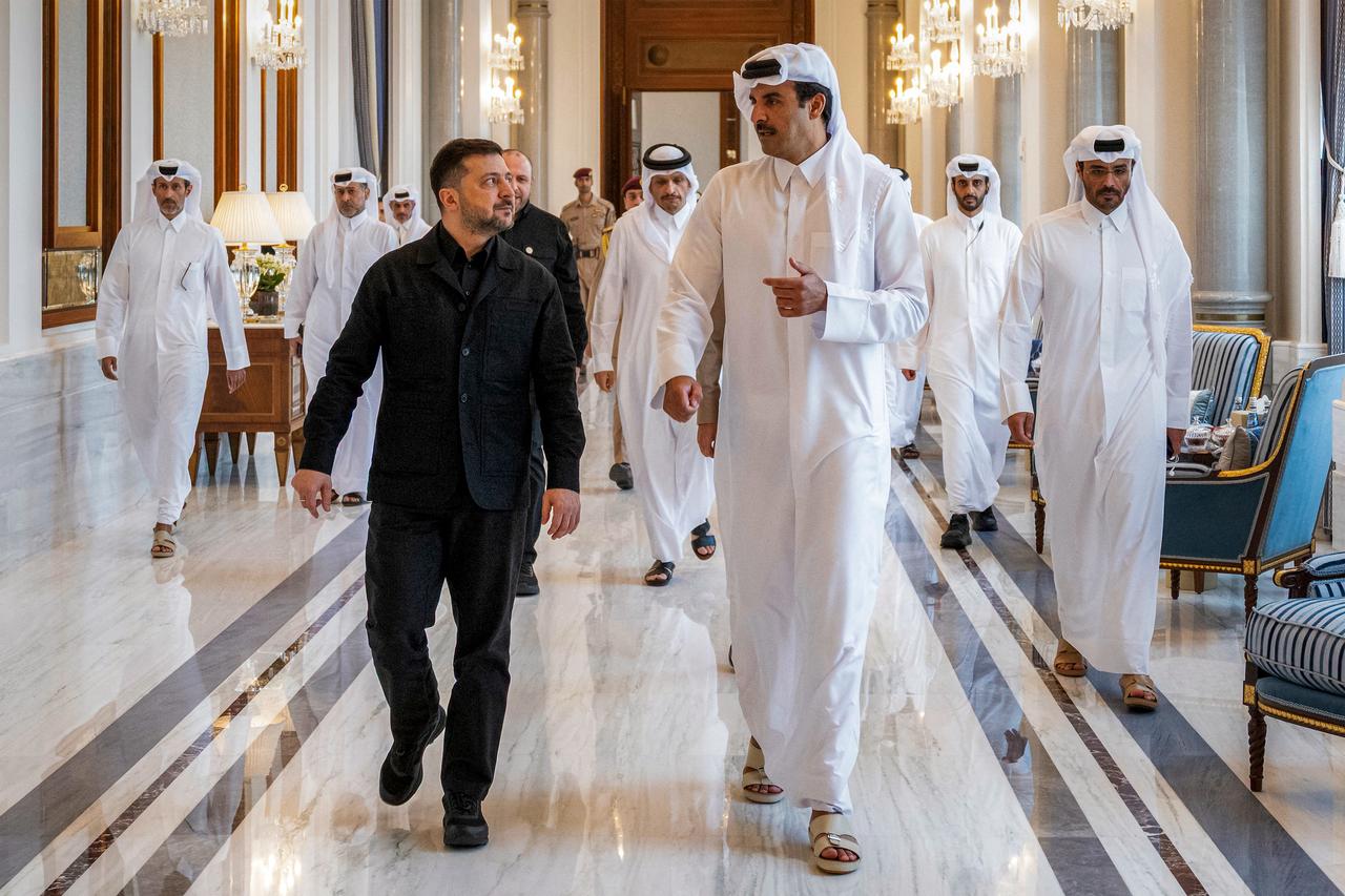This handout picture released by Qatar's Amiri Diwan shows Qatar's Emir Sheikh Tamim bin Hamad Al-Thani receiving Ukraine's President Volodymyr Zelenskyy at Lusail Palace in Doha, Qatar on March 28, 2026. (AFP Photo)