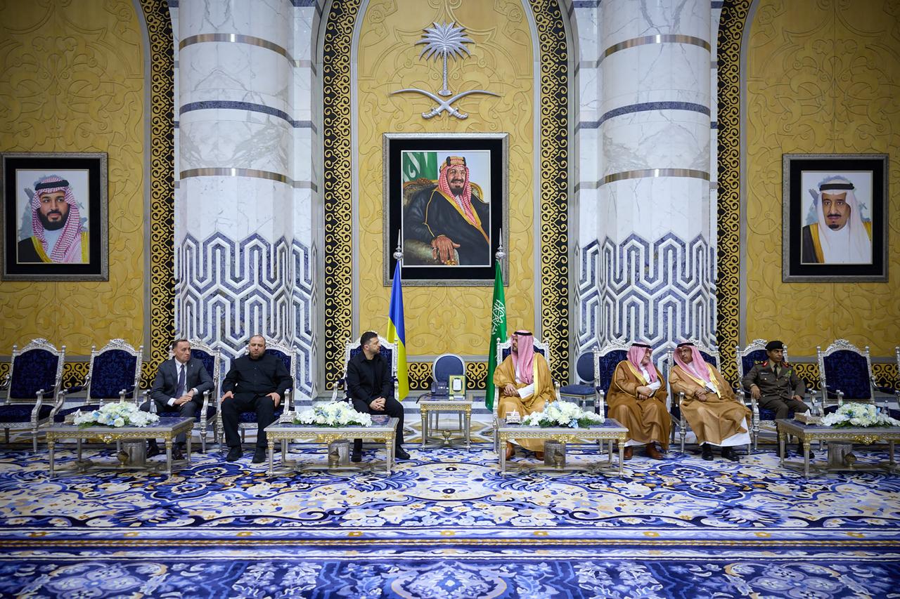 This handout photograph taken and released by the Ukrainian Presidential Press Service on March 26, 2026, shows Ukraine's President Volodymyr Zelenskyy (C-L) meeting with Prince Saud bin Mishaal bin Abdulaziz Al Saud - the Deputy Governor of the Mecca Region (C-R), in Jeddah(Ukrainian Presidential Press Service /AFP Photo)