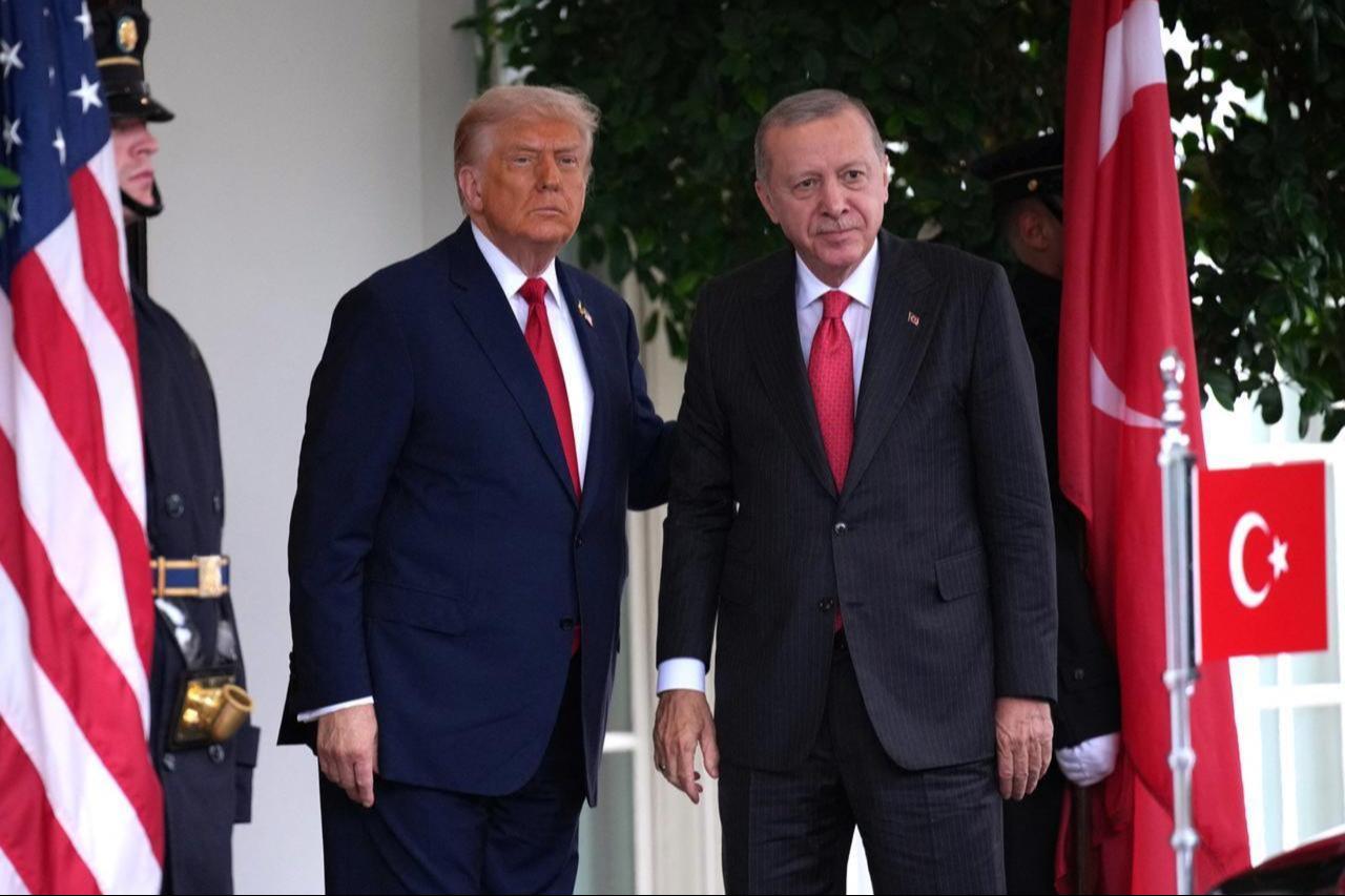 U.S. President Donald Trump (L) greets President Recep Tayyip Erdogan outside the West Wing as he arrives at the White House on September 25, 2025 in Washington, DC. (AFP Photo)