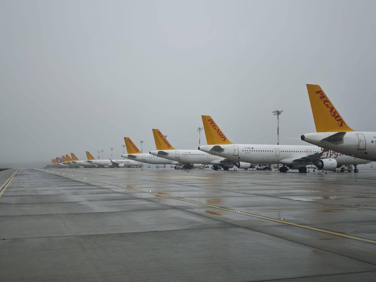 Adverse weather conditions and reduced visibility disrupt air trafficin Istanbul, Türkiye, on March 29, 2026. (AA Photo)