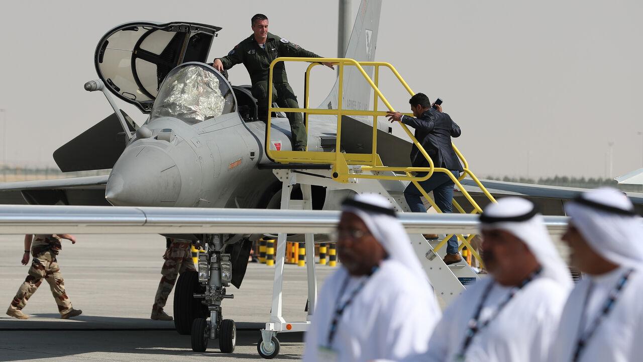 Emiratis walk past a French Rafale fighter jet displayed during the Dubai Airshow on November 14, 2017, in the United Arab Emirates. (AFP Photo)