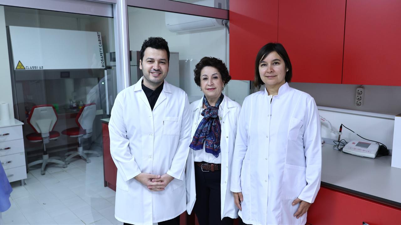 Professor Birgul Ozdemir (center) with members of her research team at a laboratory at Mersin University, Mersin, Türkiye. (Photo via Mersin University)