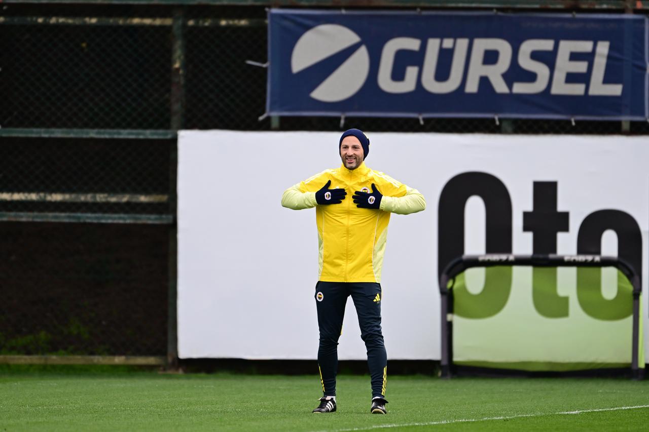 Fenerbahce head coach Domenico Tedesco leads the training session ahead of the UEFA Europa League round of 16 play-off second leg match between Nottingham Forest and Fenerbahce at Can Bartu Facilities in Istanbul, Türkiye, Feb. 25, 2026. (AA Photo)
