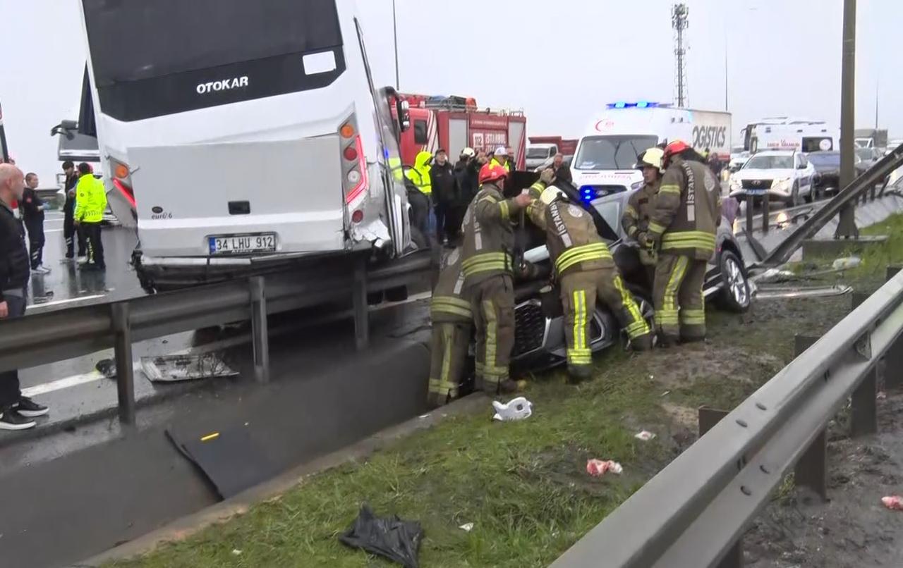 A shuttle vehicle carrying police officers crashes into barriers on the Northern Marmara Motorway in Istanbul, Türkiye on March 30, 2026. (IHA Photo)