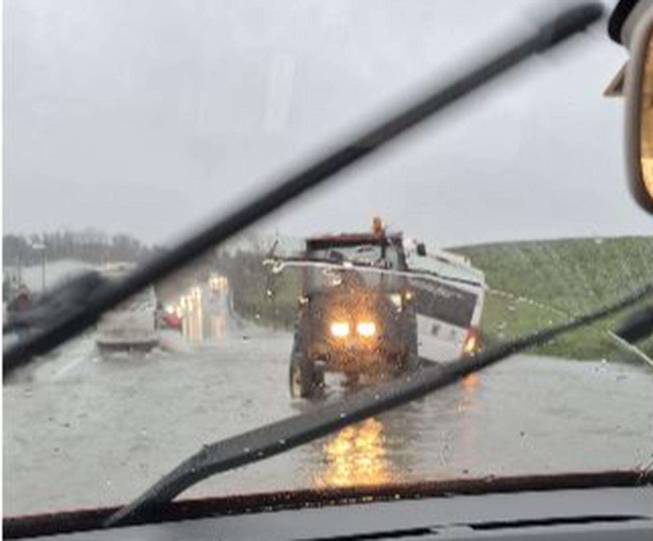 A service vehicle is seen tilted off the road amid floodwaters during heavy rain, Istanbul, Türkiye, March 30, 2026 (Photo via X/@cezayirdogan)