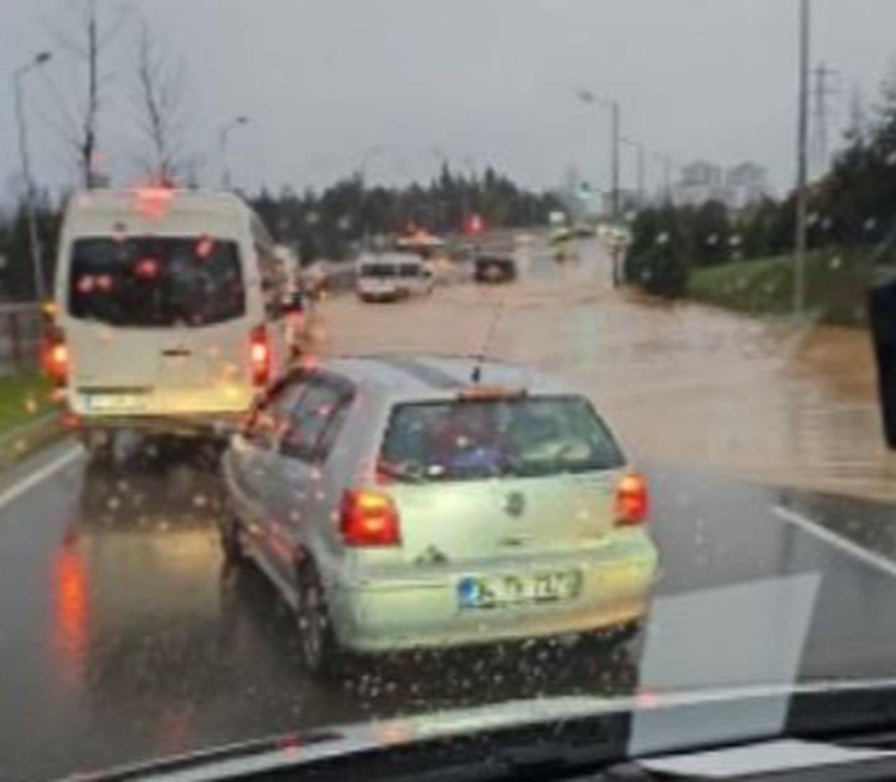 Vehicles move slowly through accumulated water near Aydinli Selale Park amid ongoing rain, Istanbul, Türkiye, March 30, 2026 (Photo via X/@cezayirdogan)