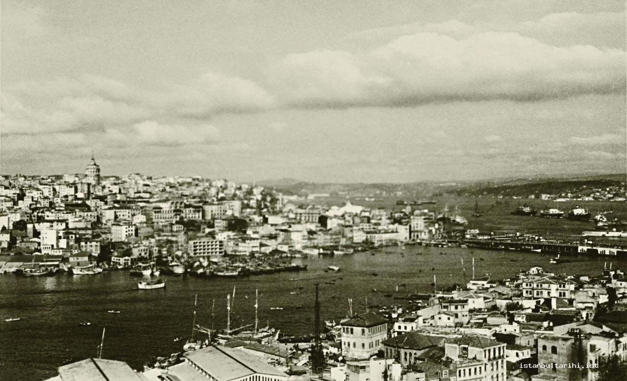 Panoramic view of Istanbul’s historic peninsula and Golden Horn, with Galata Tower visible on the skyline, captured in 1917, Istanbul, Türkiye. (Photo via Patronlar Dunyasi)