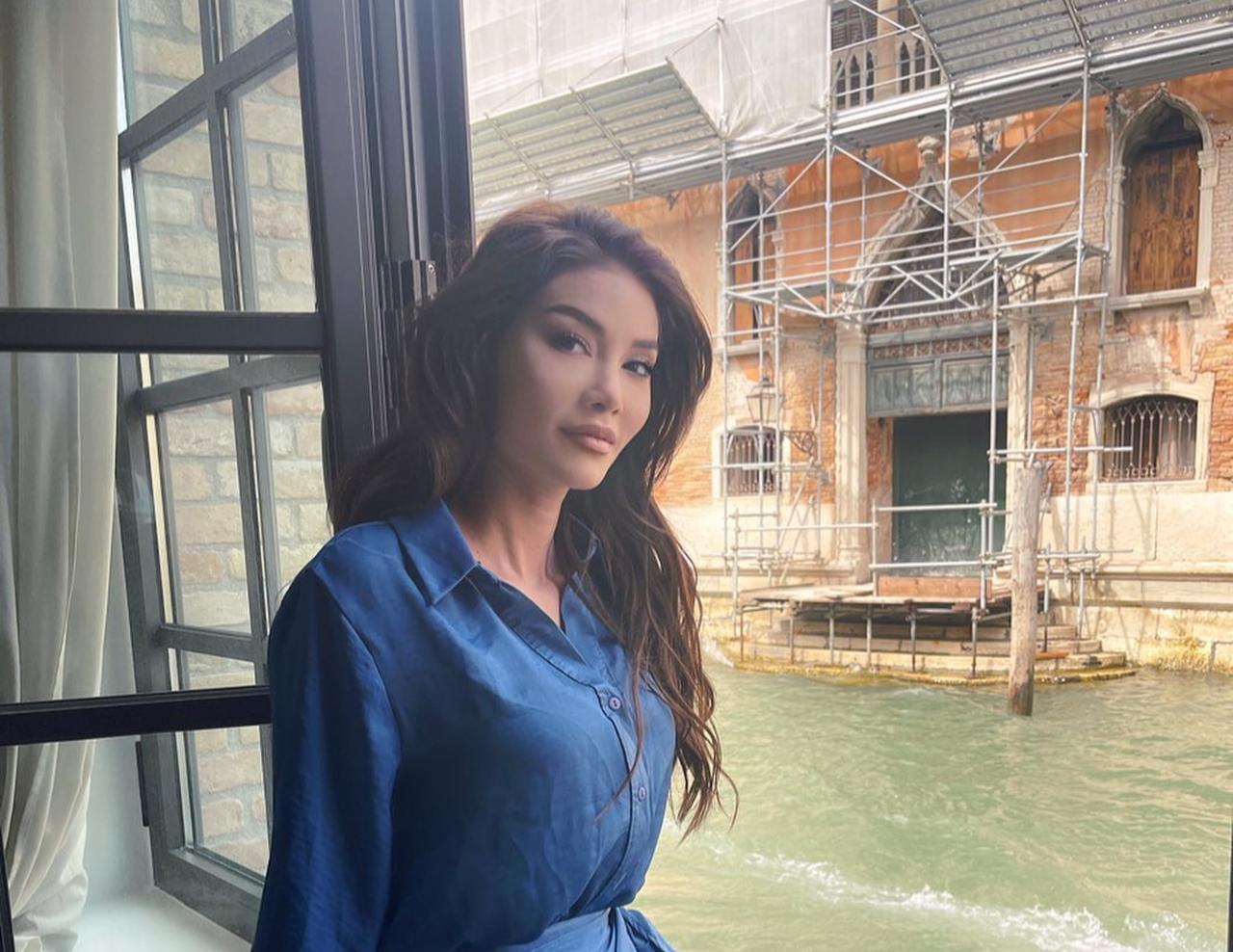 Turkish influencer Zehra Sarican poses while sitting on a windowsill in Venice, Italy, April 19, 2022. (Photo via Instagram / @zehranitta)