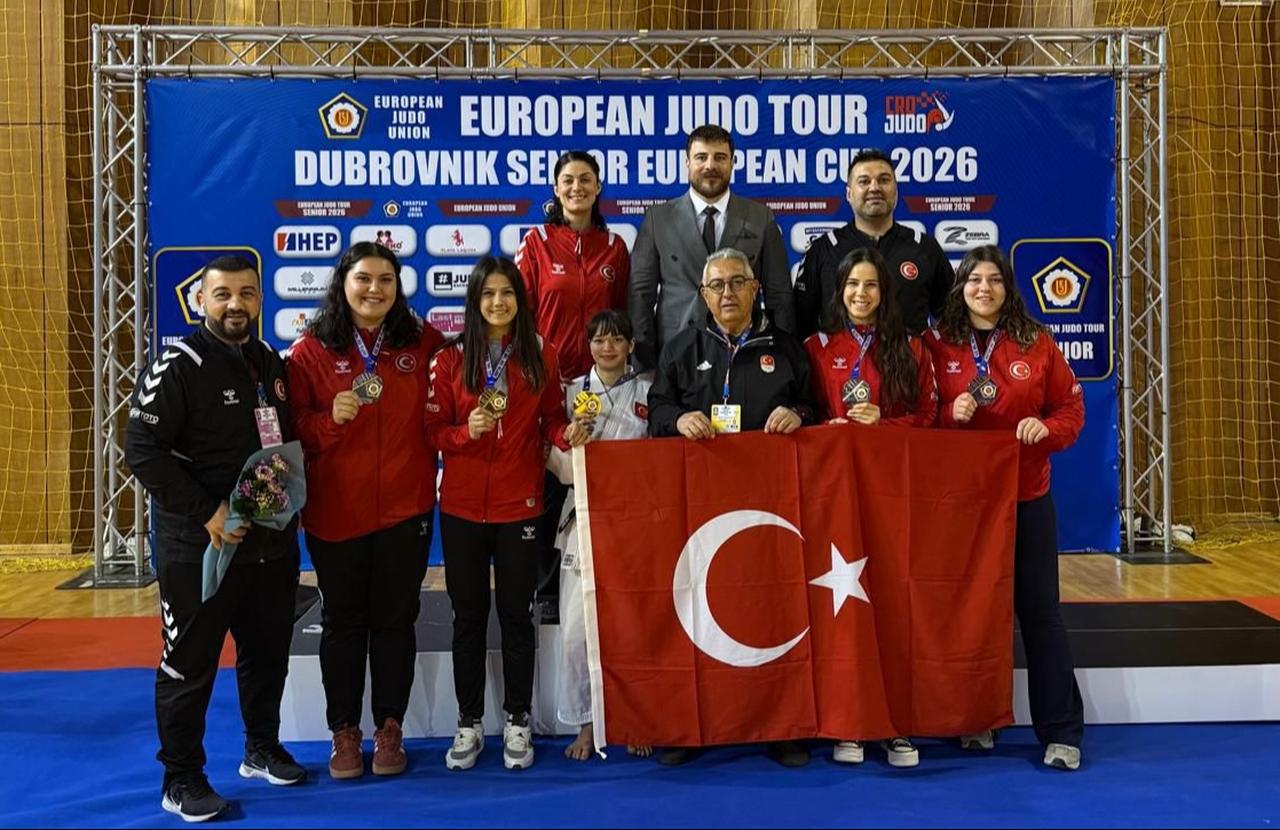 Members of the Turkish women's judo national team pose with the Turkish flag and their medals at the Dubrovnik Senior European Cup in Dubrovnik, Croatia, March 29, 2026. (AA Photo)