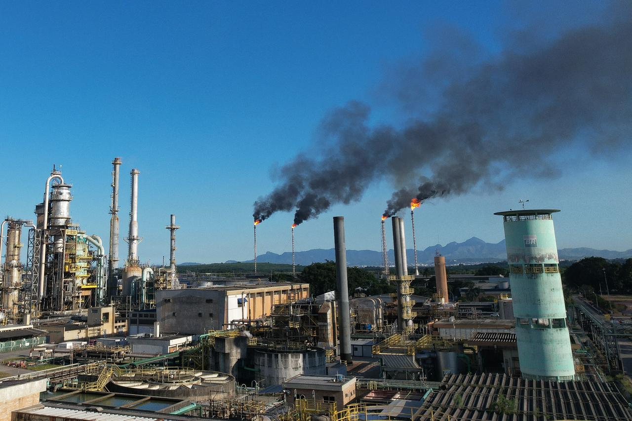 Oil drops as US weighs ending Iran war without Hormuz reopening