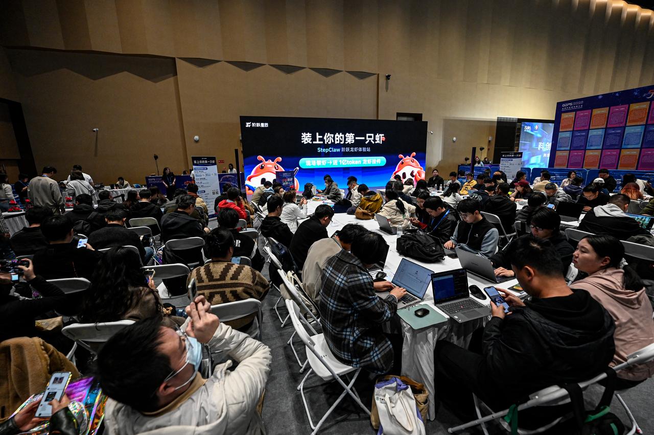 People wait to install StepClaw, an AI assistant built on OpenClaw, at the Global Developer Pioneers Summit in Shanghai, China, March 27, 2026. (AFP Photo)