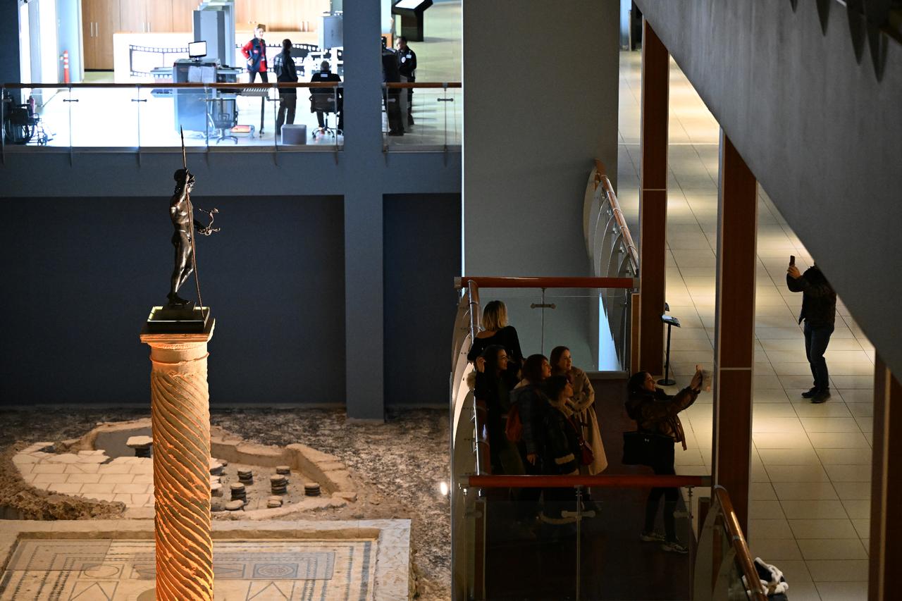Ancient Roman ‘Mars’ statue unveiled, up close at Türkiye’s Zeugma Museum