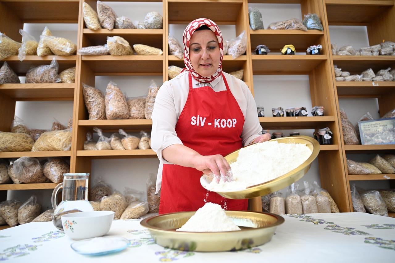 Semra Temurbas Mavibulut, head of the Sivas Women's Cooperative, prepares flour for hingel dough in Sivas, Türkiye, March 4, 2026. (AA Photo)