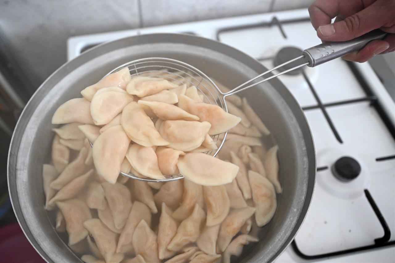 Freshly boiled hingel dumplings are lifted from hot water with a strainer during preparation in Sivas, Türkiye, March 4, 2026. (AA Photo)