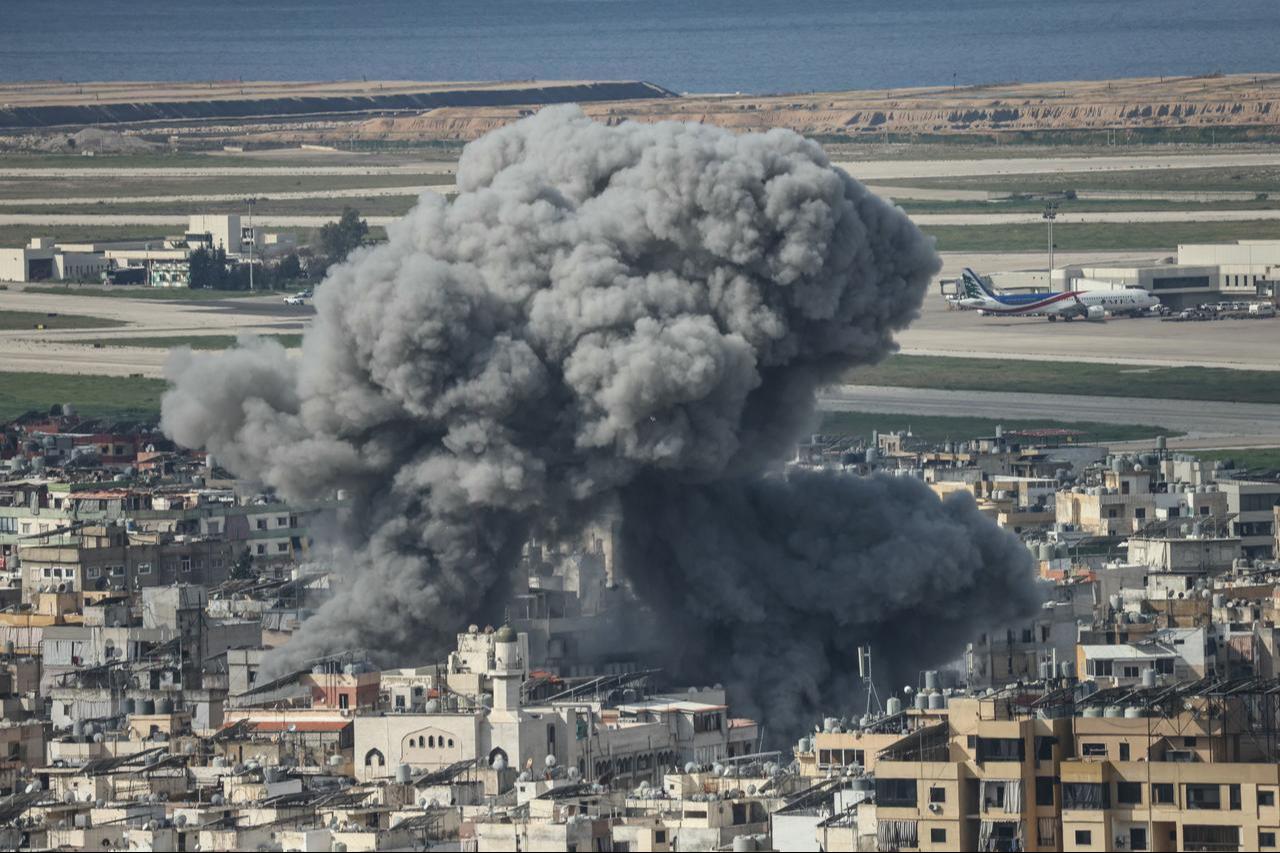 Smoke rises from the site of an Israeli airstrike that targeted the Al Lailaki neighbourhood in Beirut’s southern suburbs, with the city's International Airport visible in the background, March 4, 2026. (AFP Photo)