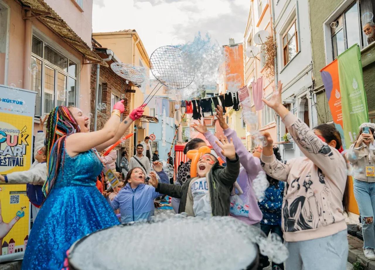 Street performers entertain children during a public festival event, Istanbul, Türkiye, February 28, 2026. (Photo via Instagram / @ibb_kultur)