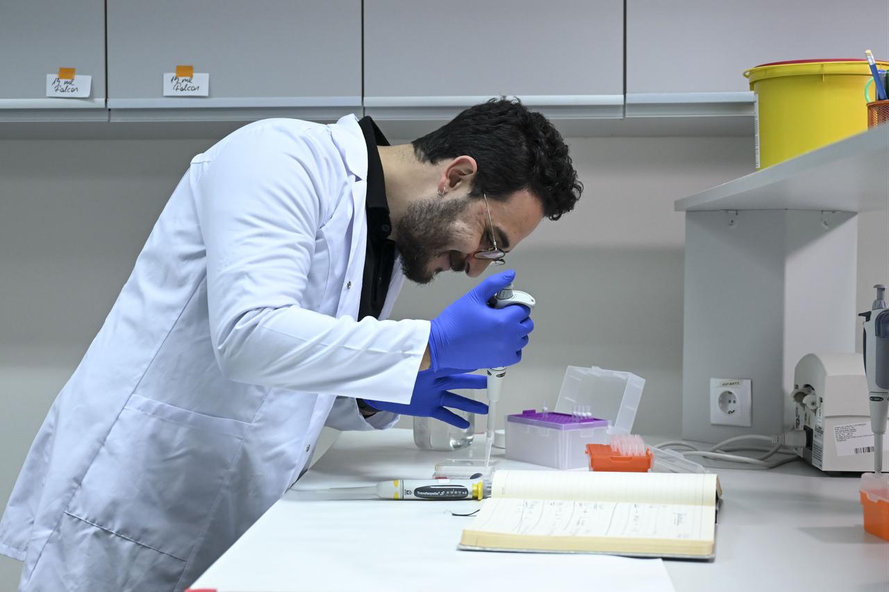 A researcher conducts laboratory testing as part of a study on nano-scale drug delivery systems aimed at improving cancer treatment effectiveness at Ankara University in Ankara, Türkiye, March 2, 2026. (AA Photo)