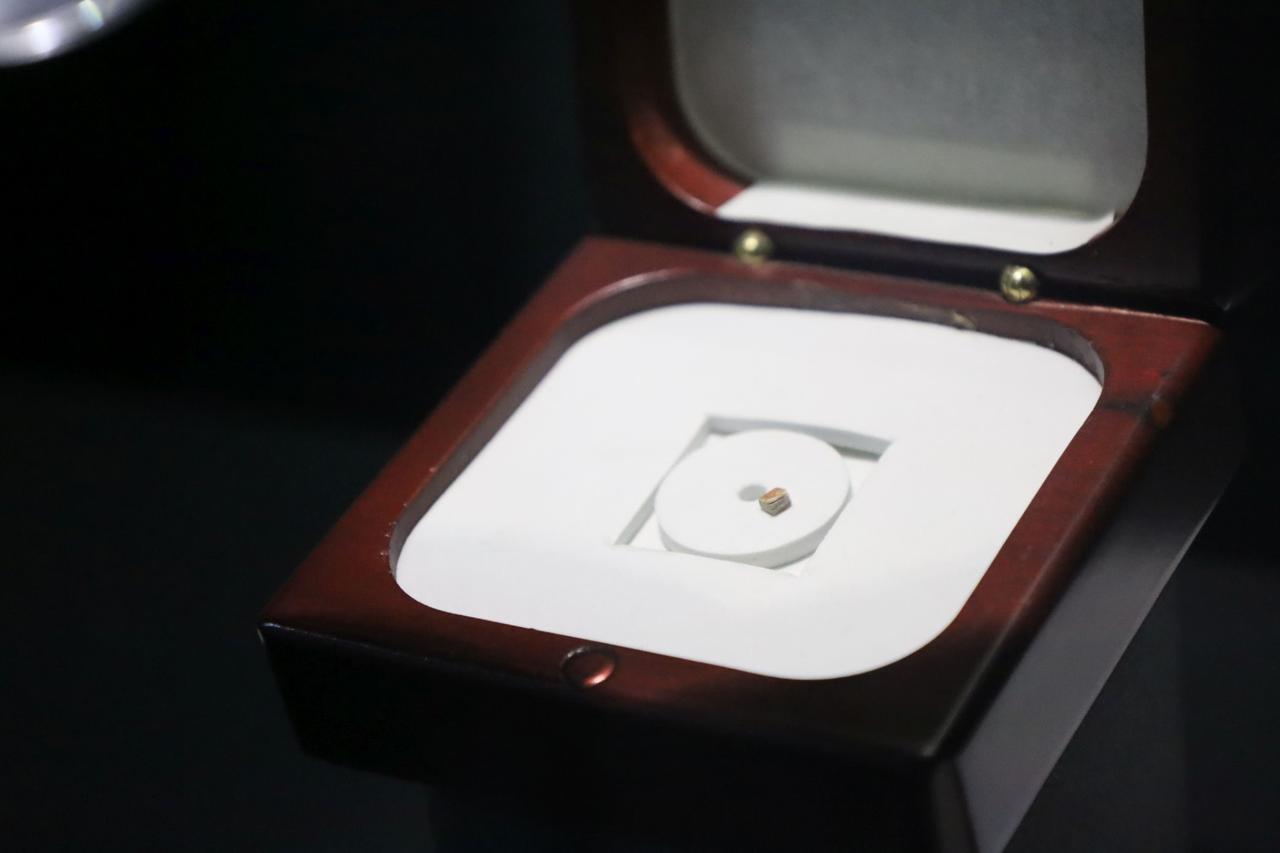 World’s smallest book and lightest paper on display in Izmir museum