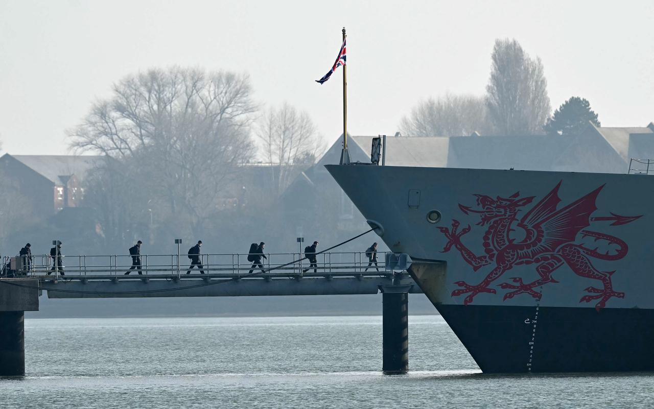 Troops arrive to board HMS Dragon, a Royal Navy Type 45 Daring-class air-defence destroyer warship, moored at the HMNB Portsmouth Upper Harbour Ammunition Facility (UHFC), outside HM Naval Base Portsmouth, on the south coast of England, March 4, 2026. (AFP Photo)