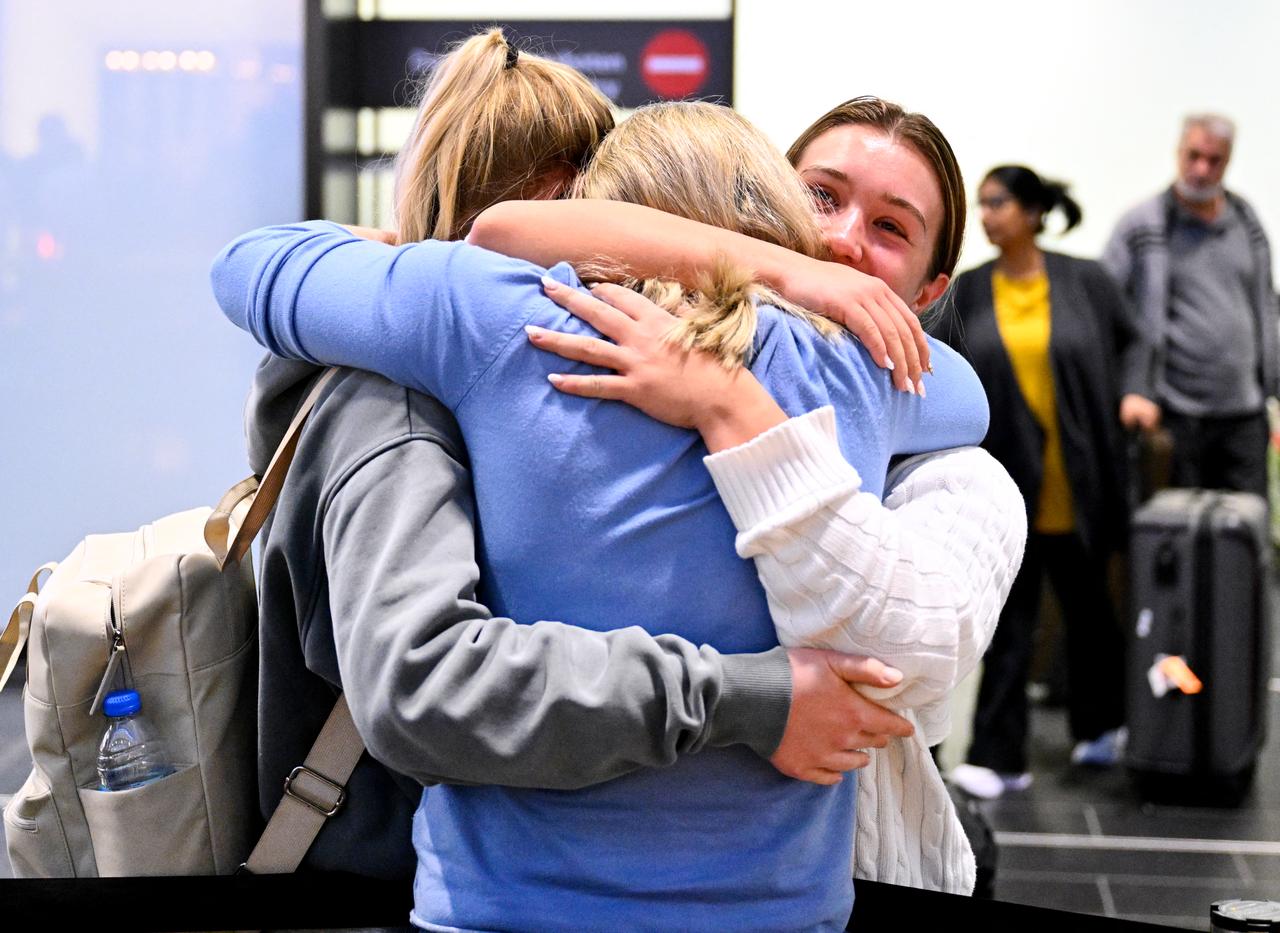 Air travelers, who were stranded in Dubai, are greeted upon arrival at the airport in Schwechat near Vienna, Austria, March 5, 2026. (AFP Photo)
