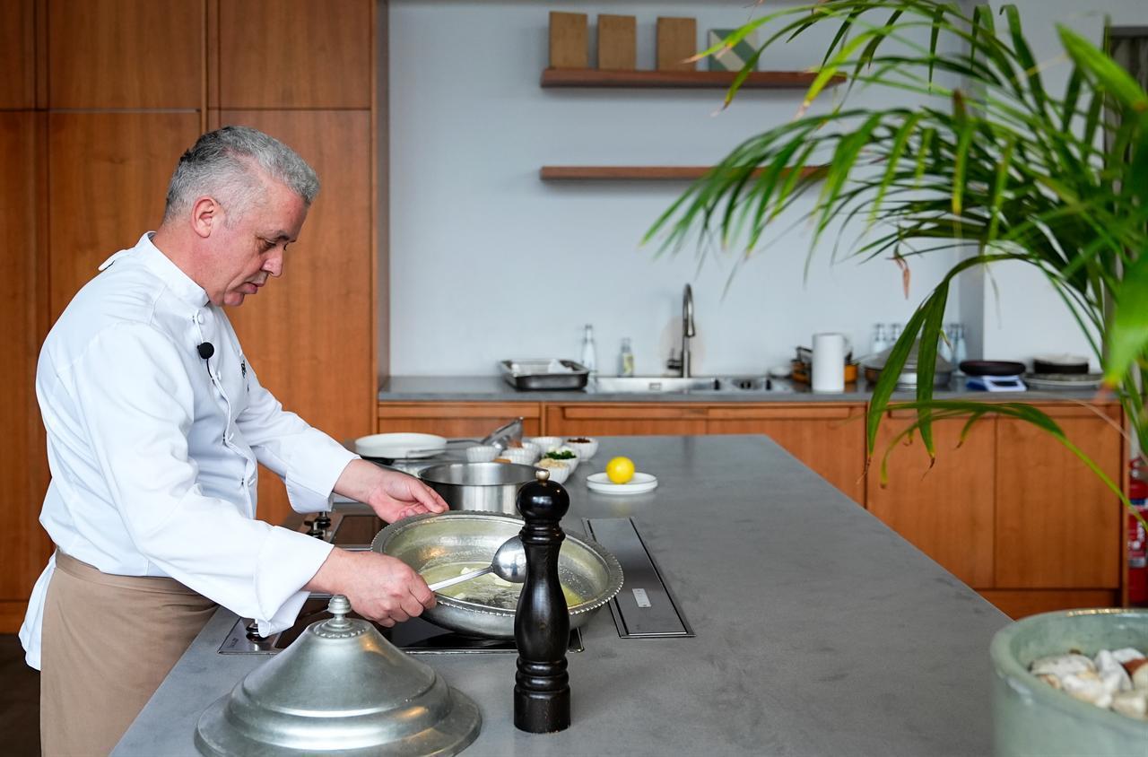Chef Birkan Erkoylu prepares honeyed Mahmudiye, a traditional Ottoman palace dish made with chicken, honey, dried fruits and almonds, in a kitchen in Istanbul, Türkiye, March 4, 2026. (AA Photo)