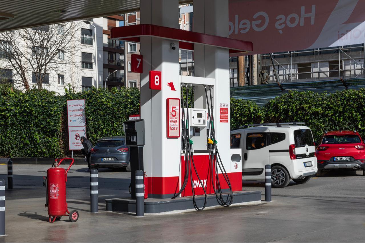 Vehicles refuel at a gas station in Istanbul, Türkiye, March 12, 2024. (Adobe Stock Photo)