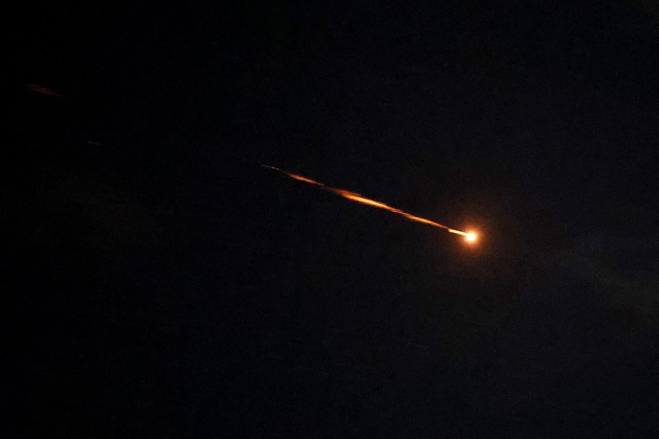 Rocket trails are seen in the sky above the Israeli coastal city of Netanya amid a fresh barrage of Iranian missile attacks on March 5, 2026. (AFP Photo)