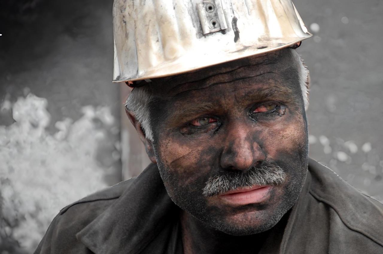 A miner wipes the coal dust from his face and cries as he waits for his two friends trapped in the collapse at the mine, Kilimli, Zonguldak, Türkiye, September 10, 2009. (AA Photo)