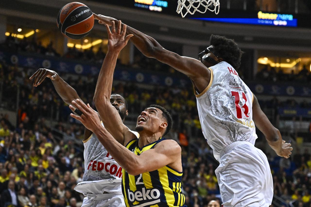 Wade Baldwin (2) of Fenerbahce Beko in action against Kevarrius Hayes (R) of AS Monaco Basket during the EuroLeague week 30 match between Fenerbahce Beko and AS Monaco Basket in Istanbul, Türkiye, March 5, 2026. (AA Photo)