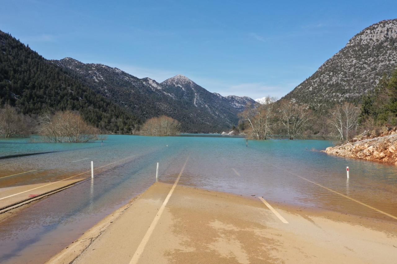 How did a new highway in Türkiye end up beneath floodwaters?