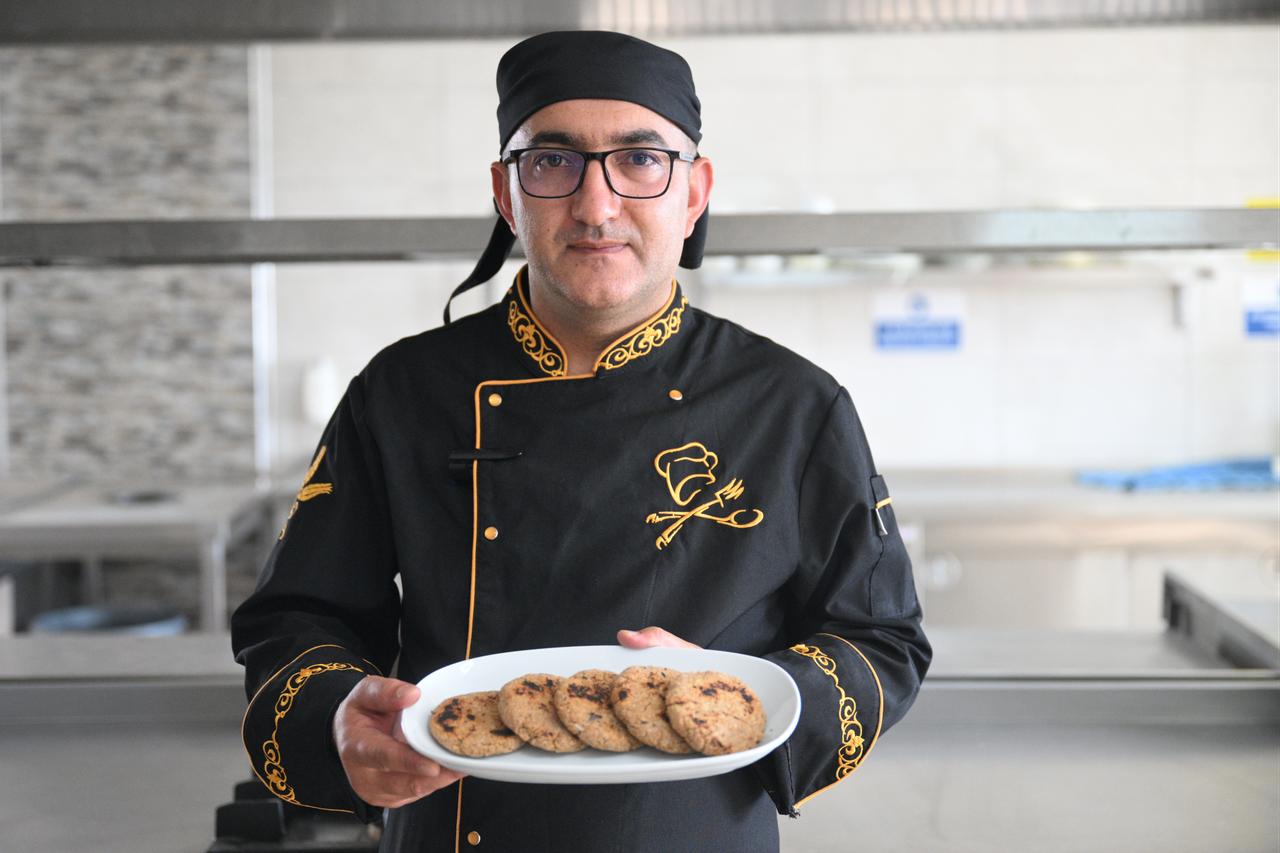 Golden-browned and fragrant, gilik remains a favorite during weddings and festive gatherings. Türkiye, March 7, 2026. (AA Photo)