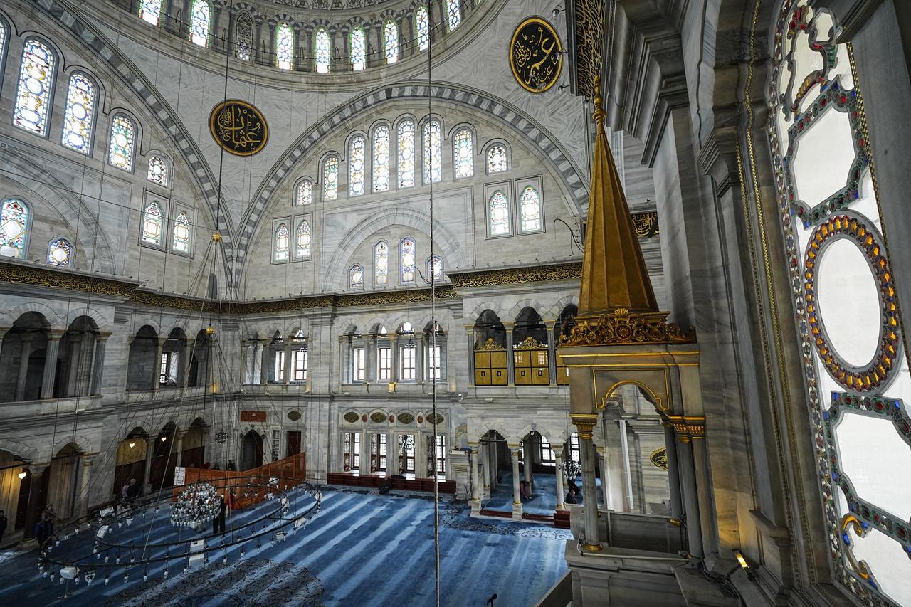 Flowing curves, oval courtyards, and S‑shaped decorative motifs define Nuruosmaniye Mosque’s unique Ottoman-Baroque interior. Istanbul, Türkiye, March 7, 2026. (AA Photo)