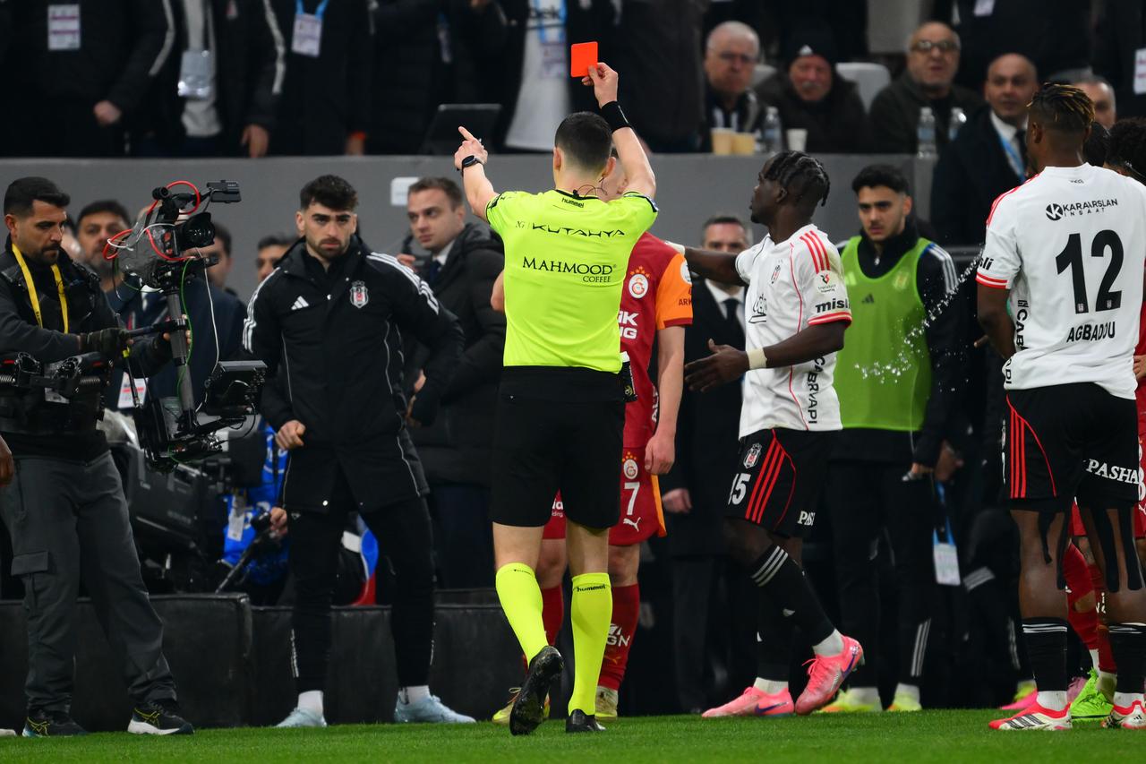 Galatasaray’s Leroy Sane receives a red card after a position during the Turkish Super Lig week 25 match between Besiktas and Galatasaray at Tupras Stadium in Istanbul, Türkiye, March 07, 2026. (AA Photo)