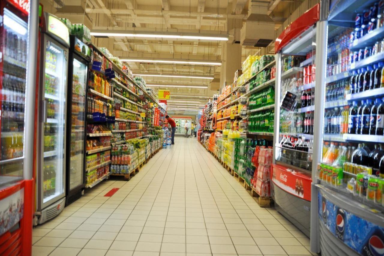 A supermarket beverage aisle is seen in Maltepe, Istanbul, Türkiye. (Adobe Stock Photo)
