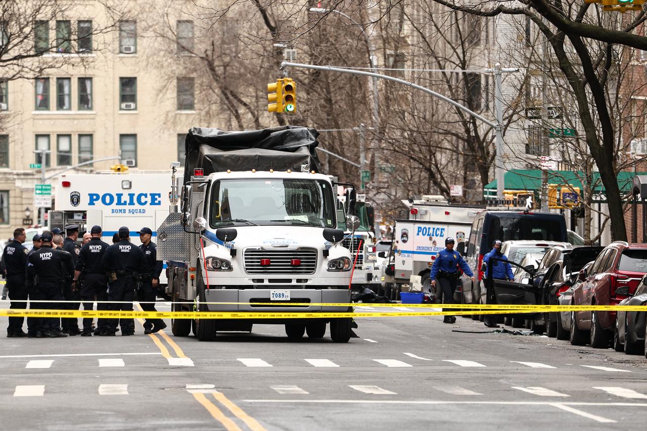 NYPD bomb squad officers are set up in the Upper East Side of Manhattan, in New York, United States, March 8, 2026. (AFP Photo)